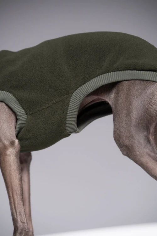 Ściągacz przy udzie khaki bluzy polarowej Polar Pro dla charcika włoskiego – zbliżenie