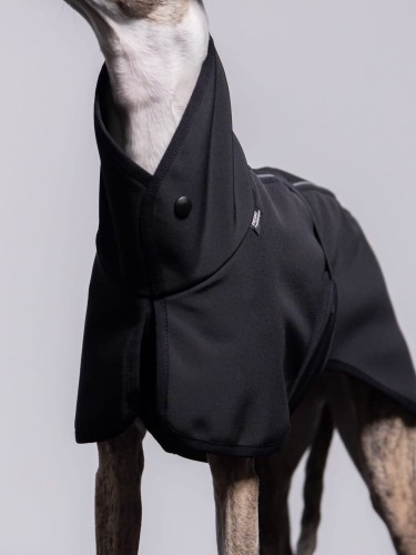 Zbliżenie na zapięcie na guzik przy czarnej kurtce softshell dla whippeta