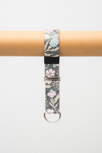 Obroża dla psa 5 cm we wzór Make me bloom – zbliżenie na regulację obroży