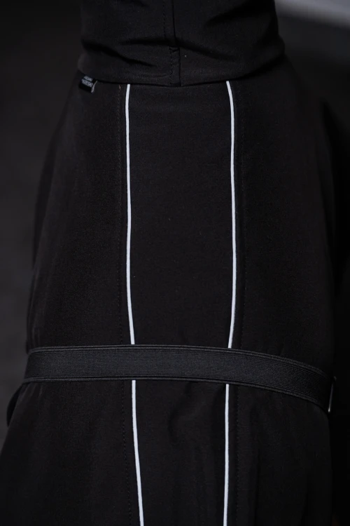 Odblaskowe lampasy i pas na czarnej kurtce softshell dla wyżła – zbliżenie