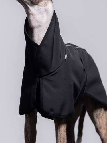 Zbliżenie na zapięcie na guzik przy czarnej kurtce softshell dla whippeta