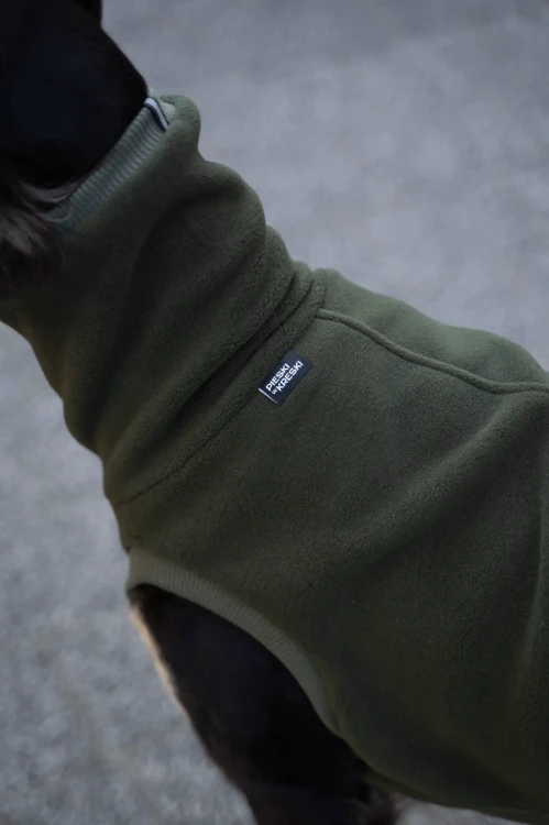 Ściągacz przy udzie khaki bluzy polarowej Polar Pro dla dużego charta – zbliżenie z boku